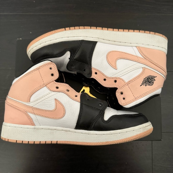 Nike Jordan 1 Mid Arctic Orange Black Toe (GS) - Picture 3 of 10